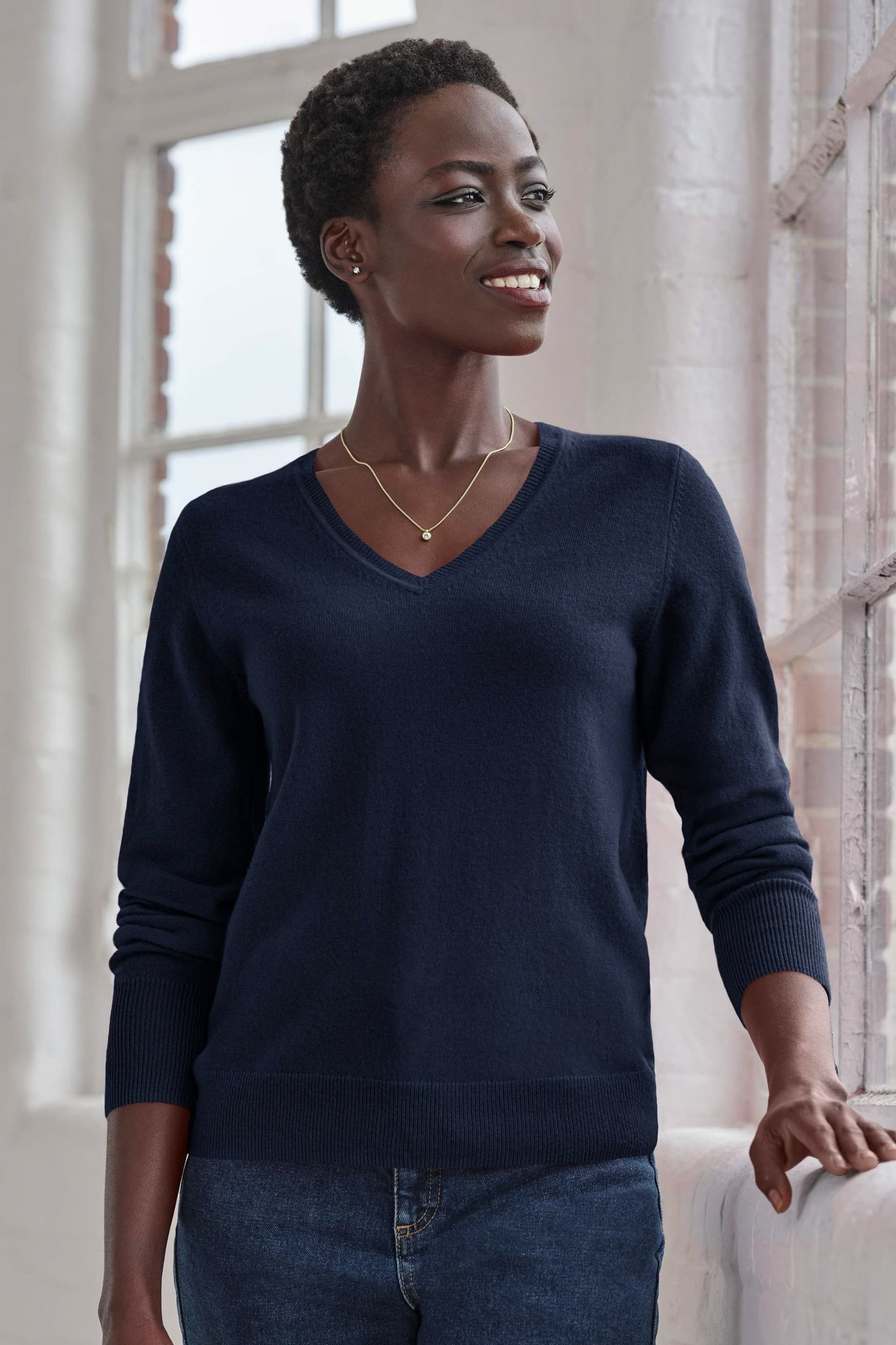 Pure Collection Pure Collection Women's Cashmere V Neck Sweater in Navy