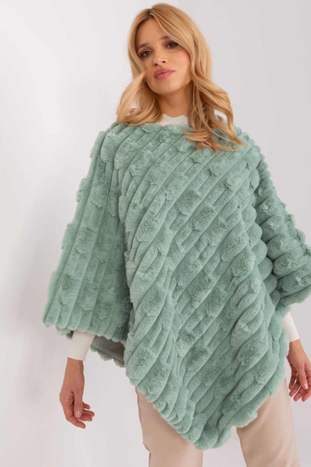 Love Lace Love Lace Women's Textured Polyester Casual Round Neck Poncho in Green
