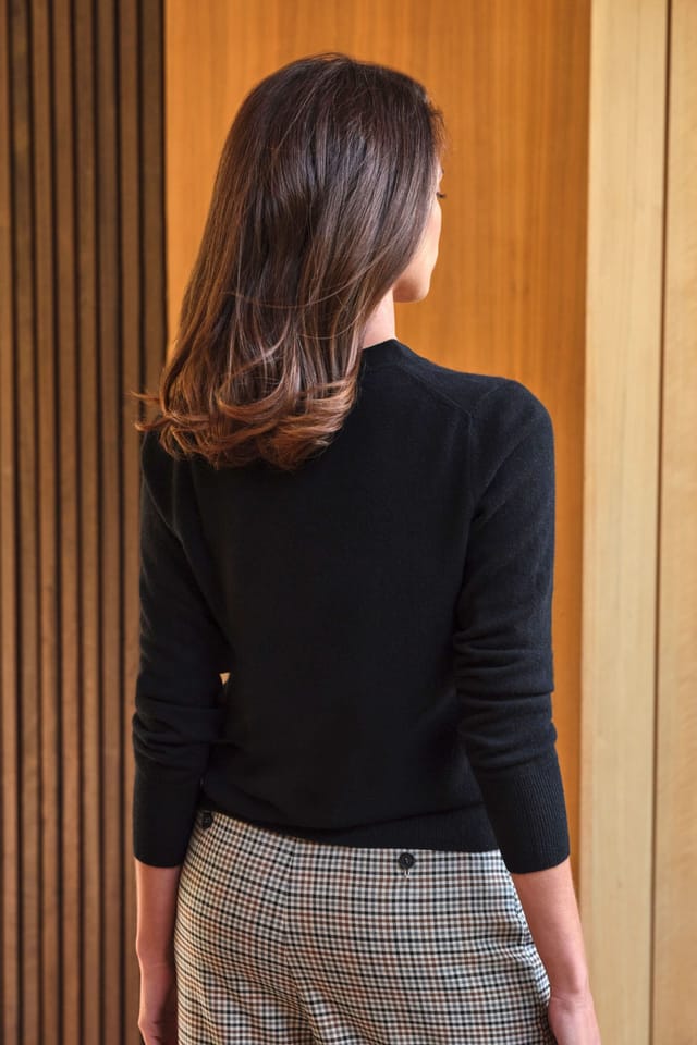 Pure Collection Pure Collection Women's Cashmere V Neck Cardigan in Black - 3