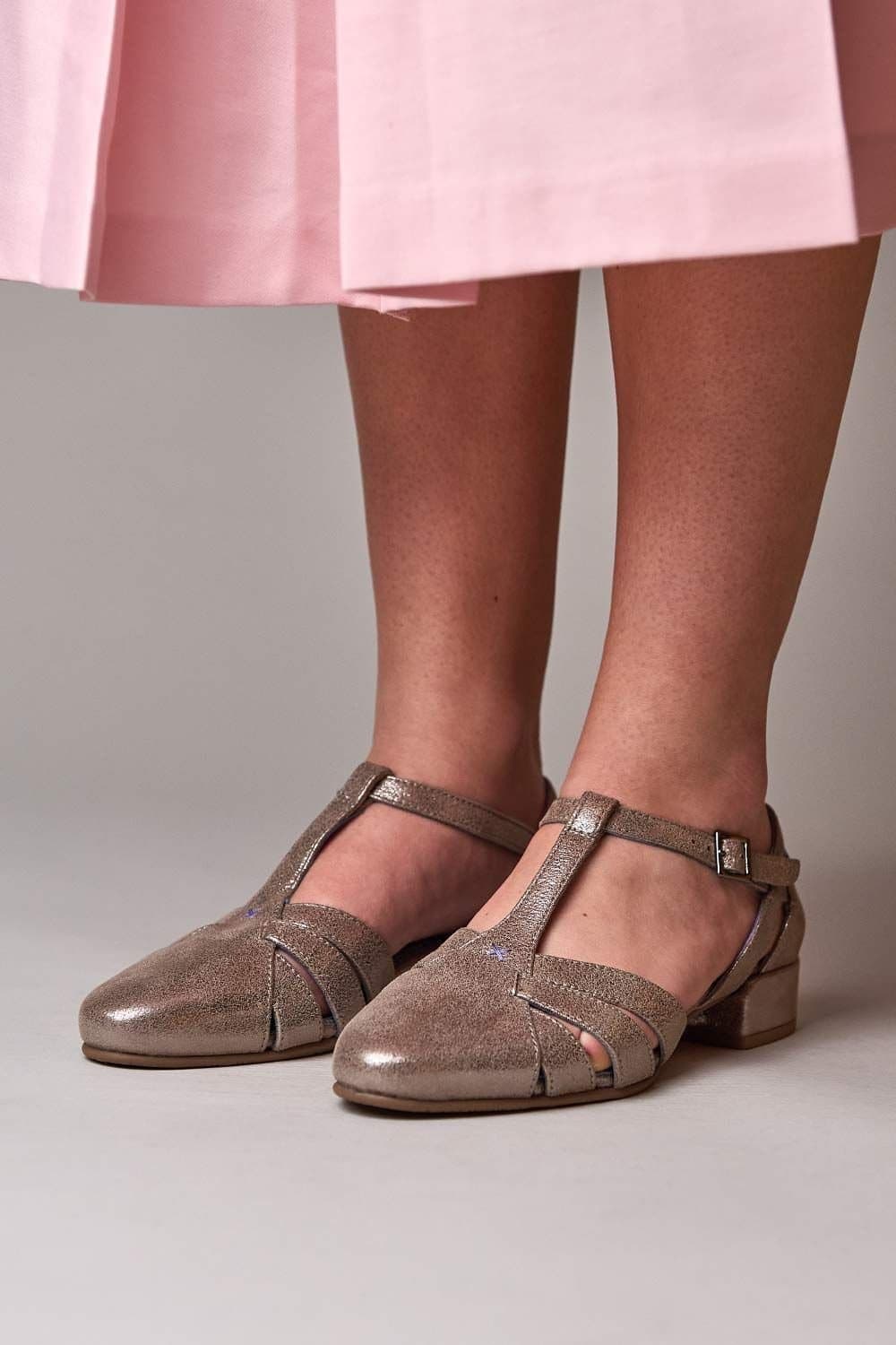 Moshulu Moshulu Women's 'Sayuri' Vintage Style Shoes in Metallic Silver