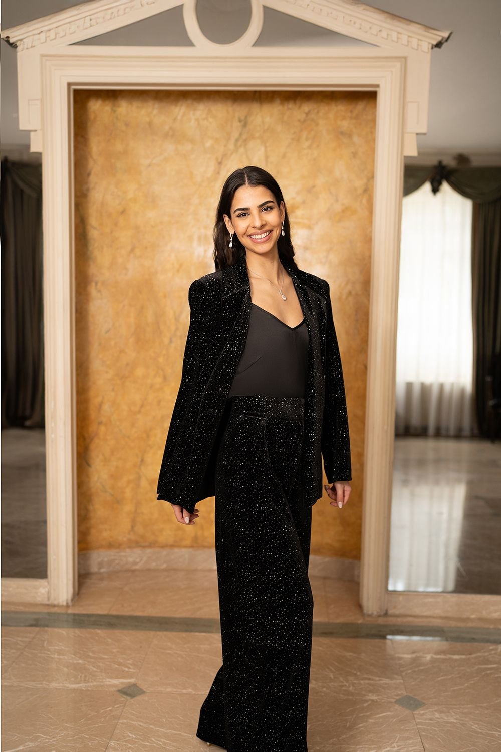 Yumi Yumi Women's Black Velvet Sparkle Oversize Blazer - 4