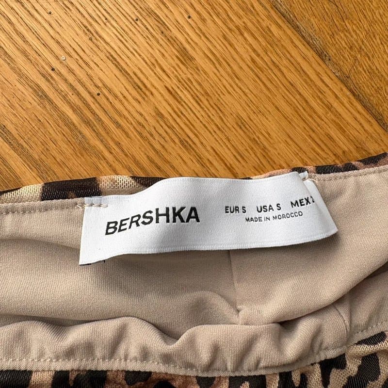 Bershka 208 - Bershka leopard print mini skirt with ruffle detail - size small
