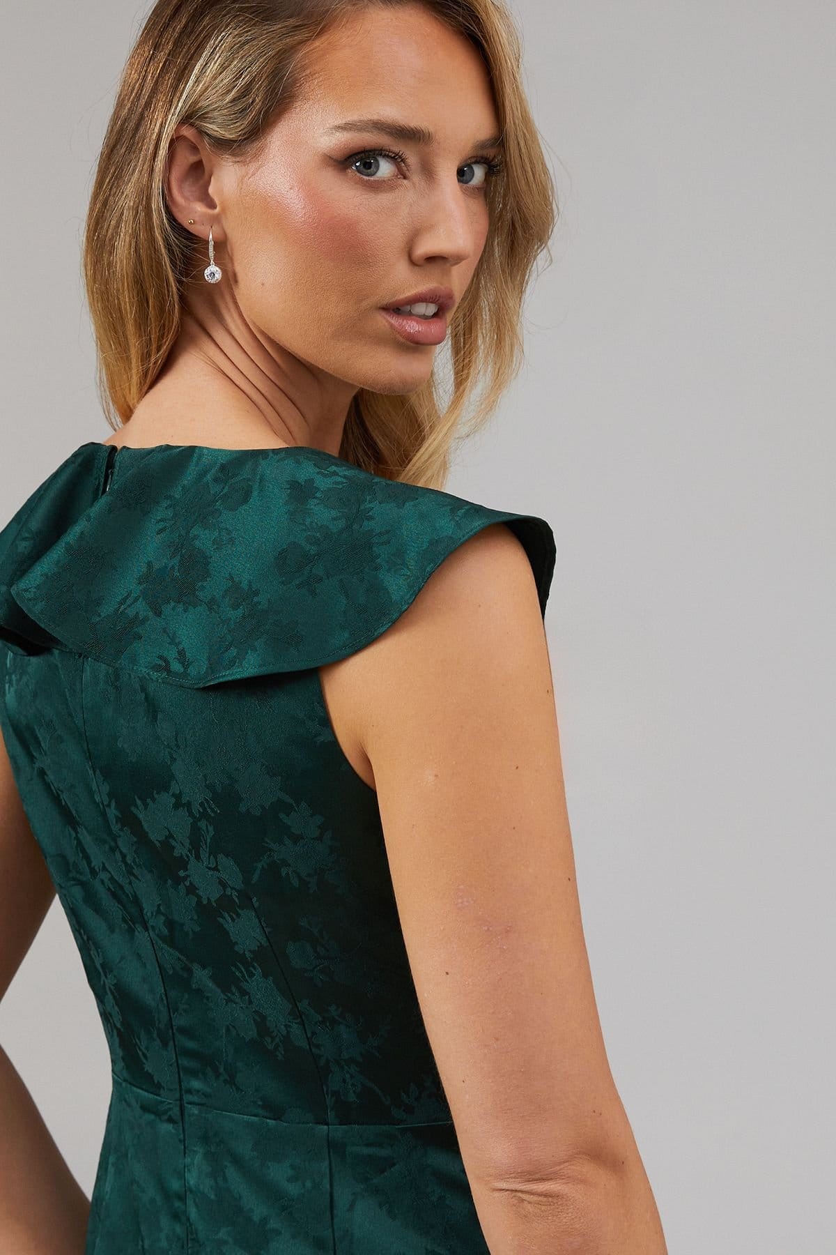 Oasis Oasis Women's Satin Jacquard Ruffle V Neck Bridesmaid Dress in Emerald - 4