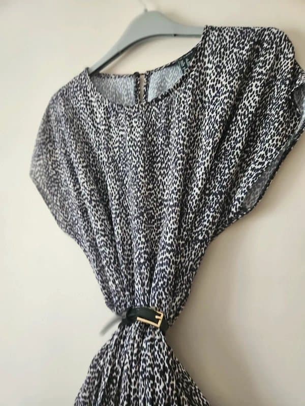 New Look Beautiful leopard print dotty pleated sz 10. Floaty and full dress

size 10 dress. Floaty