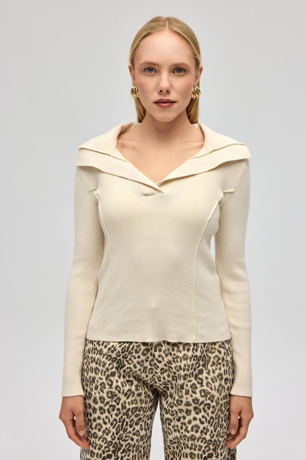 MAI STUDIOS CO. MAI STUDIOS CO. Women's Inari Polo Collar Sweater in Beige - 2