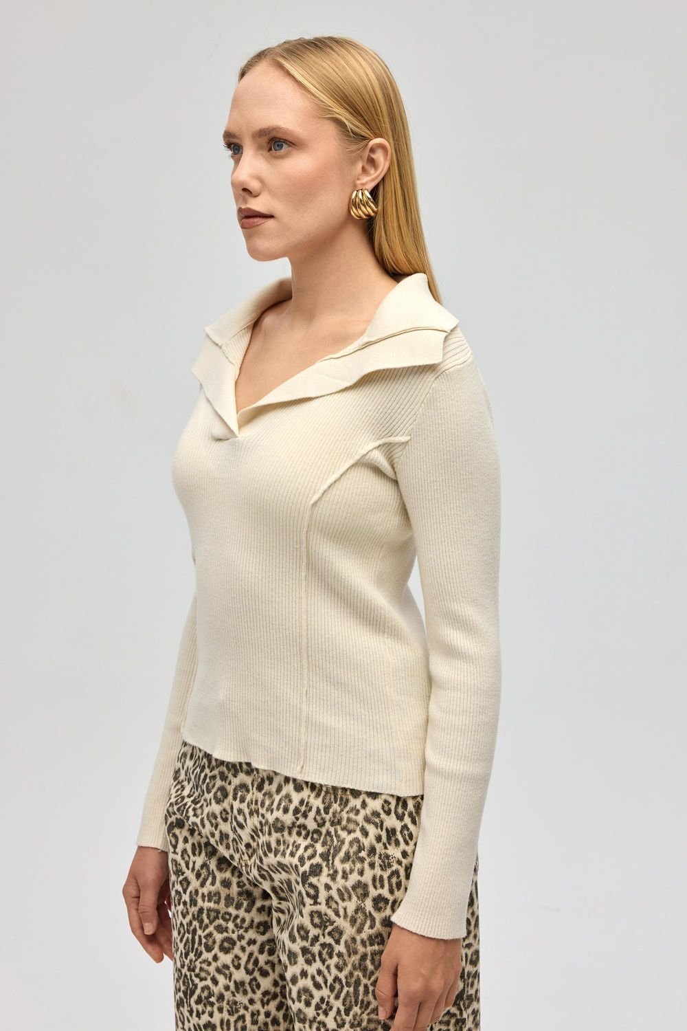 MAI STUDIOS CO. MAI STUDIOS CO. Women's Inari Polo Collar Sweater in Beige - 3