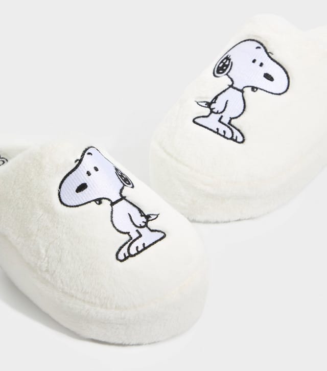 Skinnydip Women's White Embroidered Snoopy Slippers Skinnydip New Look - 2