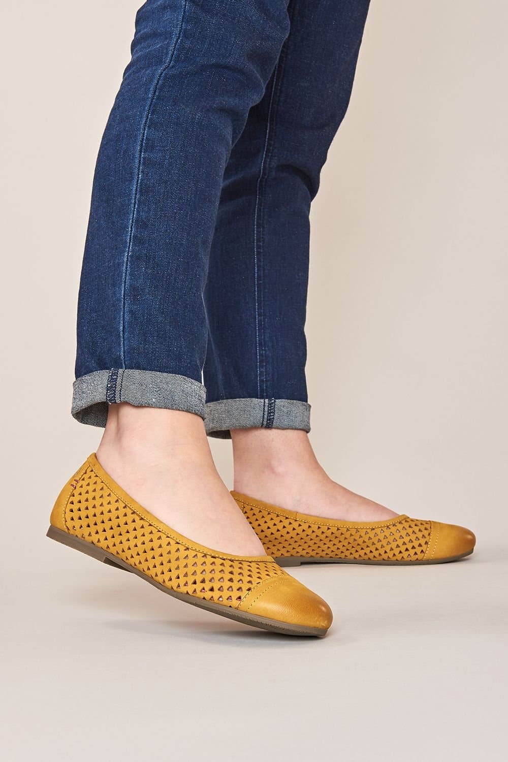 Moshulu Moshulu Women's 'Vinaigrette 2' Nubuck Ballet Pumps in Yellow