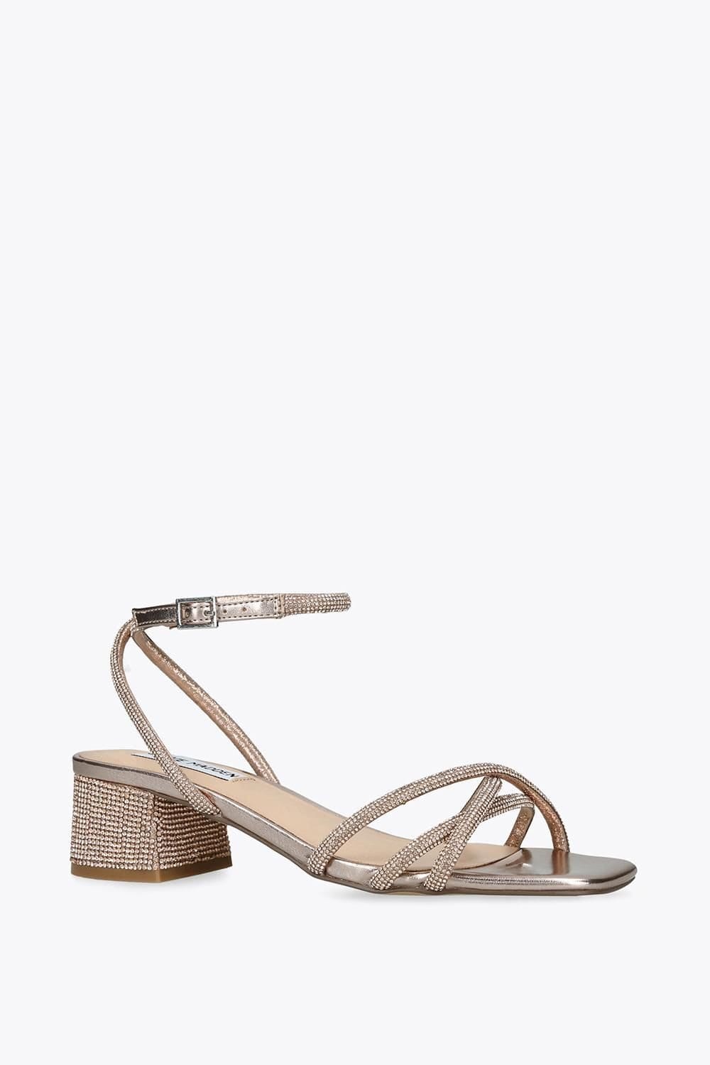 Steve Madden STEVE MADDEN Women's 'Cerena Gold' Fabric Sandals in Gold - 4