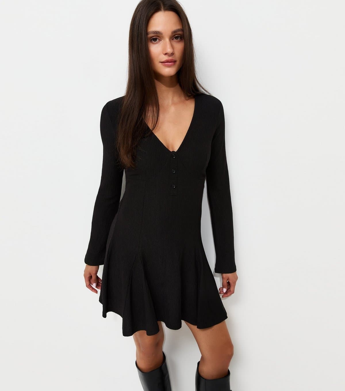 New Look Women's Black Long Sleeve Crinkle Texture V-Neck Flared Mini Dress New Look
