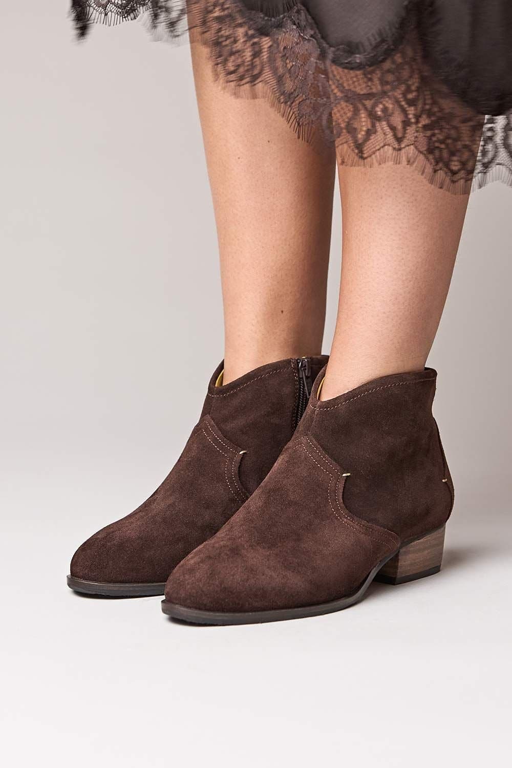 Moshulu Moshulu Women's 'Yardang' Western-style Heeled Ankle Boots in Brown