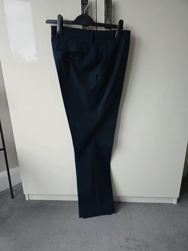 New Look 2 pairs Navy & Black flat fronted slim trousers