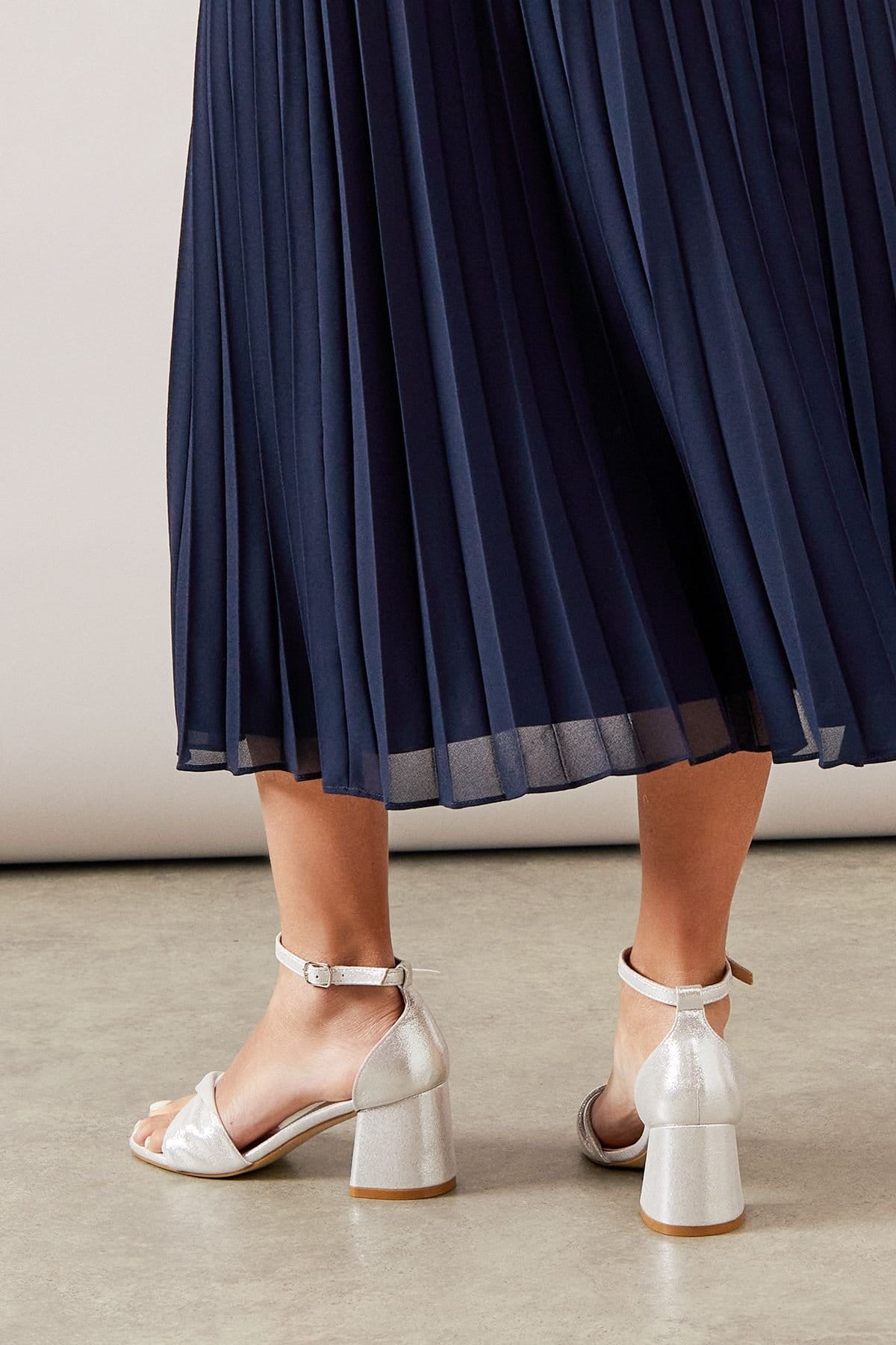 Wallis Wallis Women's Wide Fit Sophia Soft Twist Low Block Heel Sandals in Silver - 4