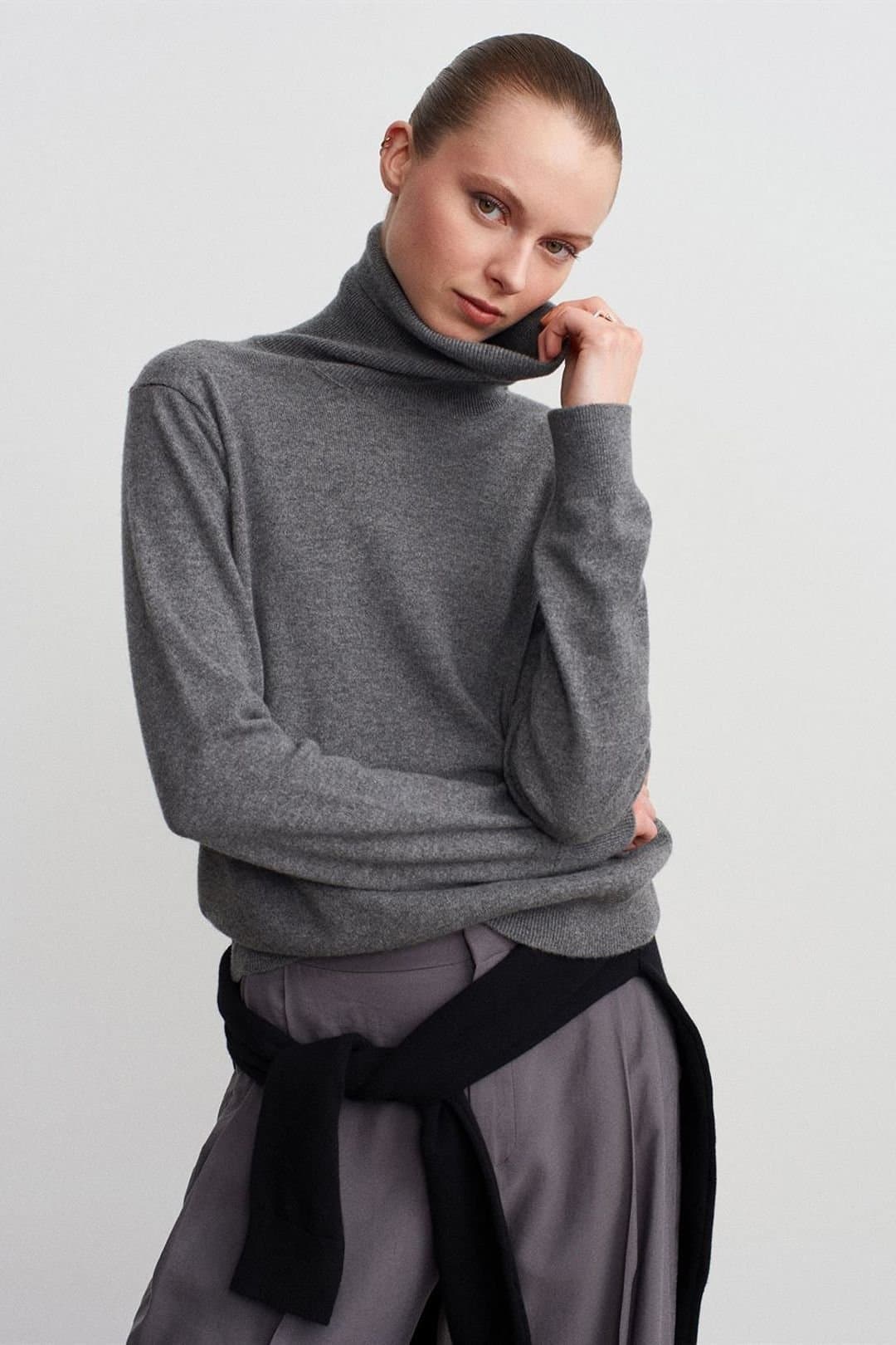 Dilvin Dilvin Women's Cashmere Turtleneck Sweater in Charcoal