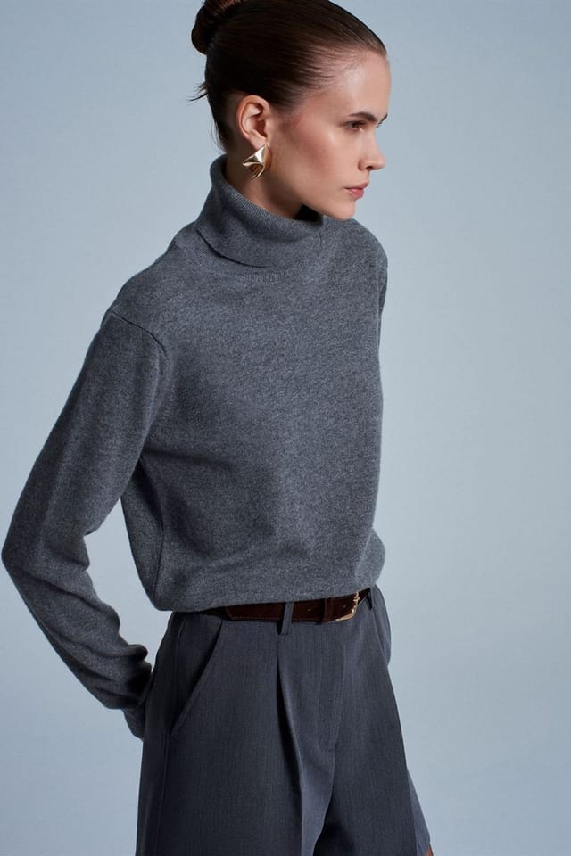 Dilvin Dilvin Women's Cashmere Turtleneck Sweater in Charcoal - 2
