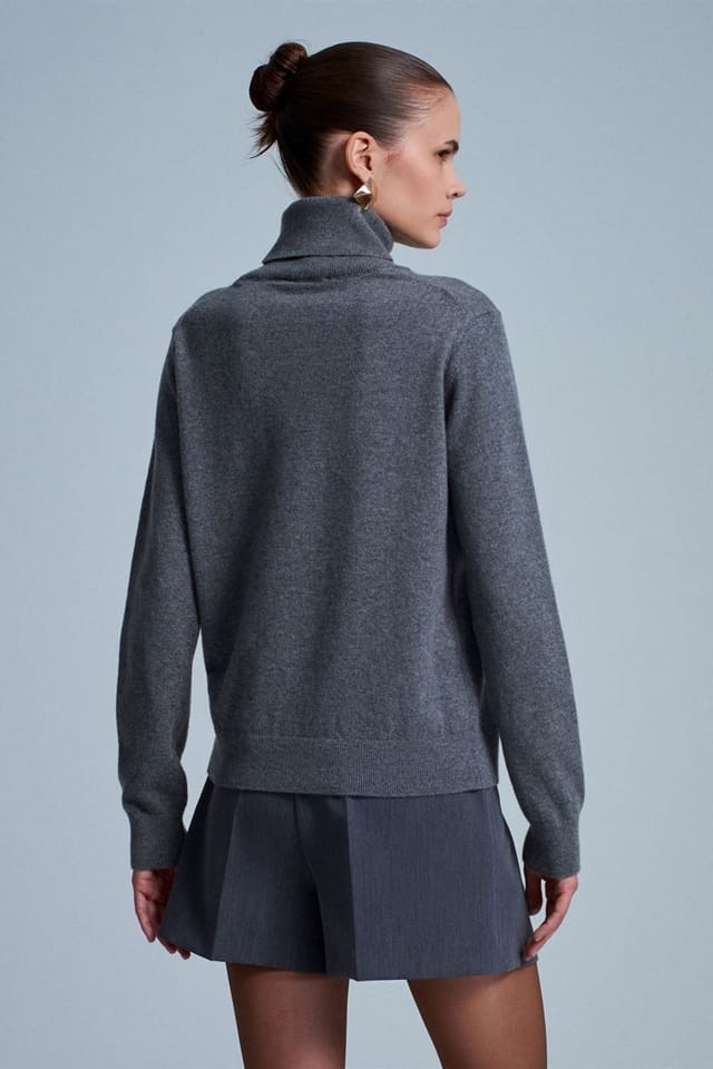Dilvin Dilvin Women's Cashmere Turtleneck Sweater in Charcoal - 3