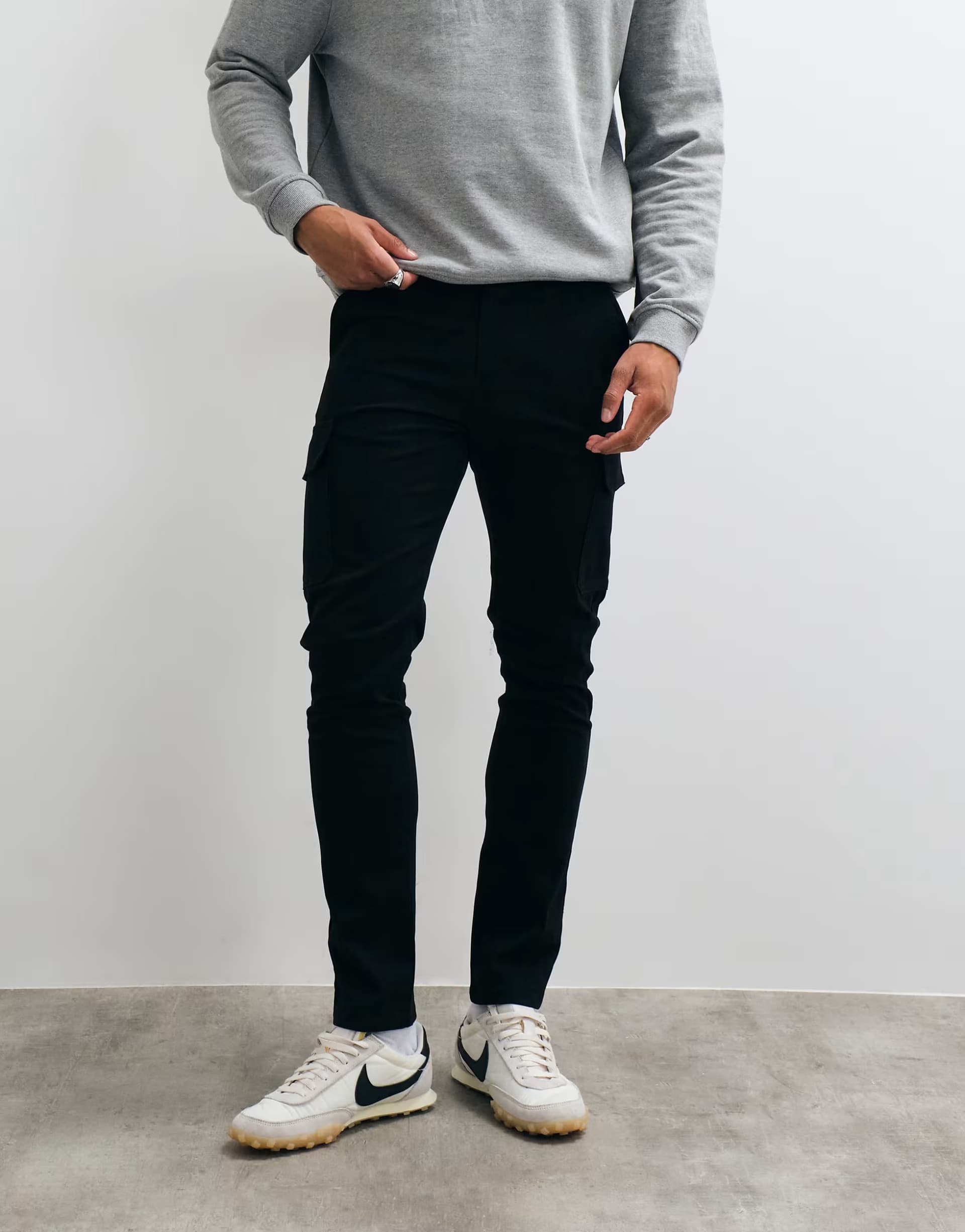 ASOS ASOS DESIGN skinny cargo trousers in black