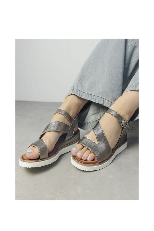 Moda In Pelle Moda In Pelle Women's 'Kapur' Metallic Leather Flatforms in Metallic Silver - 2