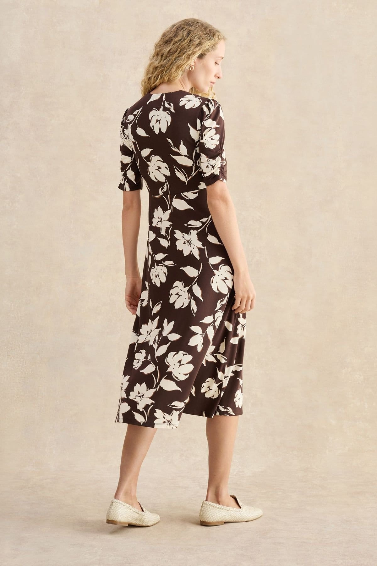 Hobbs London Hobbs London Women's Peyton Short Sleeve V-Neck Jersey Dress in Chocolate - 4