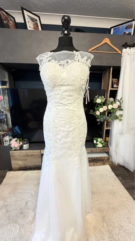 PRIVATE LABEL Private label NWT beautiful fit and flare lace wedding gown size 10