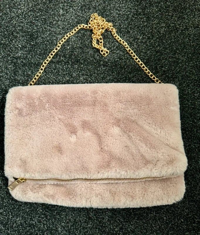 Primark Primark Faux Fur Fold-Over Clutch Bag with Gold Chain Strap – Dusty Pink/Mouve
