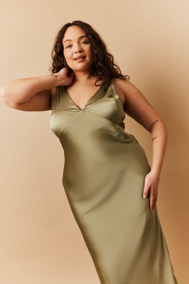 In The Style In The Style Women's Satin Twist Back Maxi Dress in Green - 3