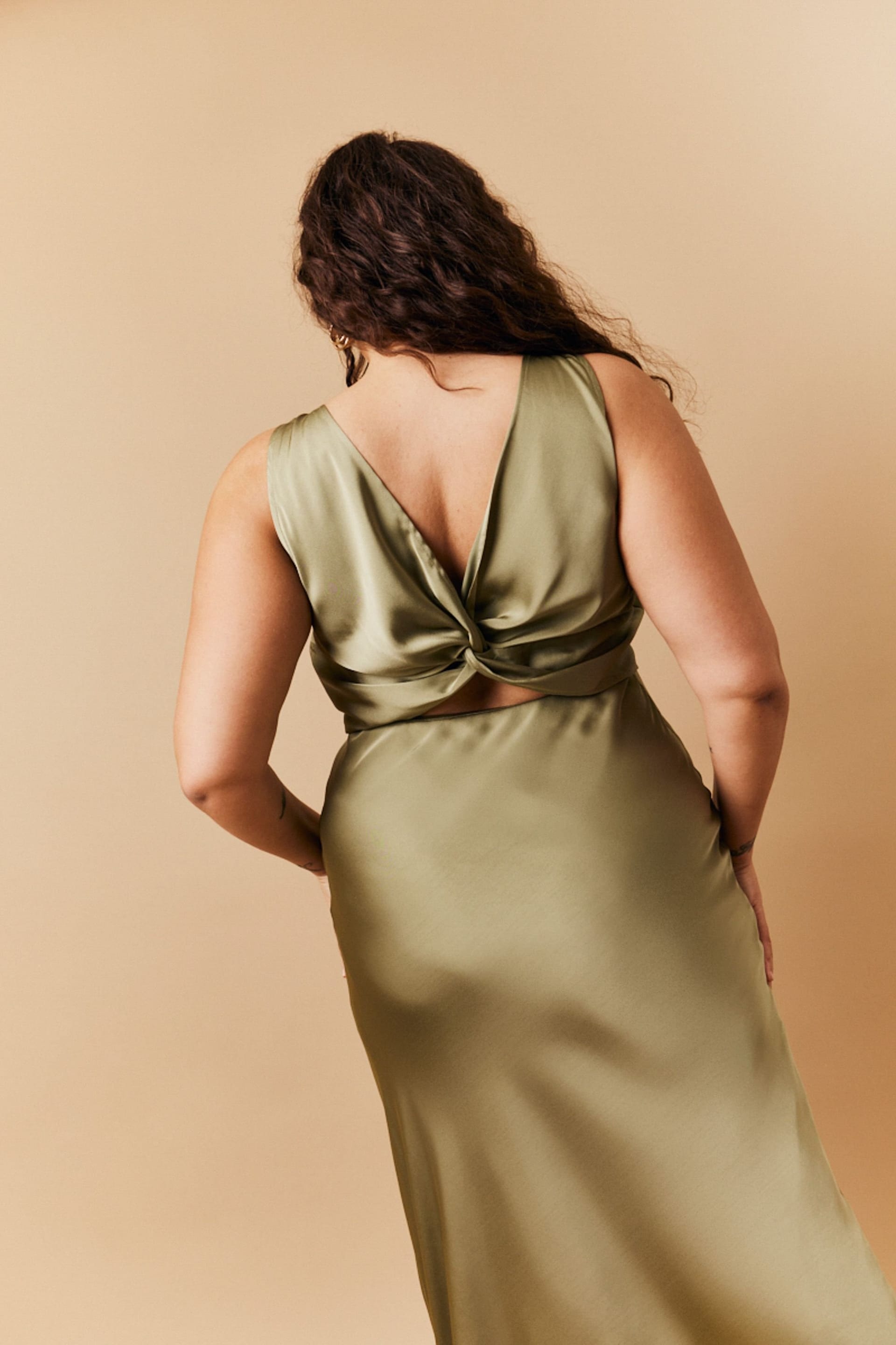 In The Style In The Style Women's Satin Twist Back Maxi Dress in Green - 4