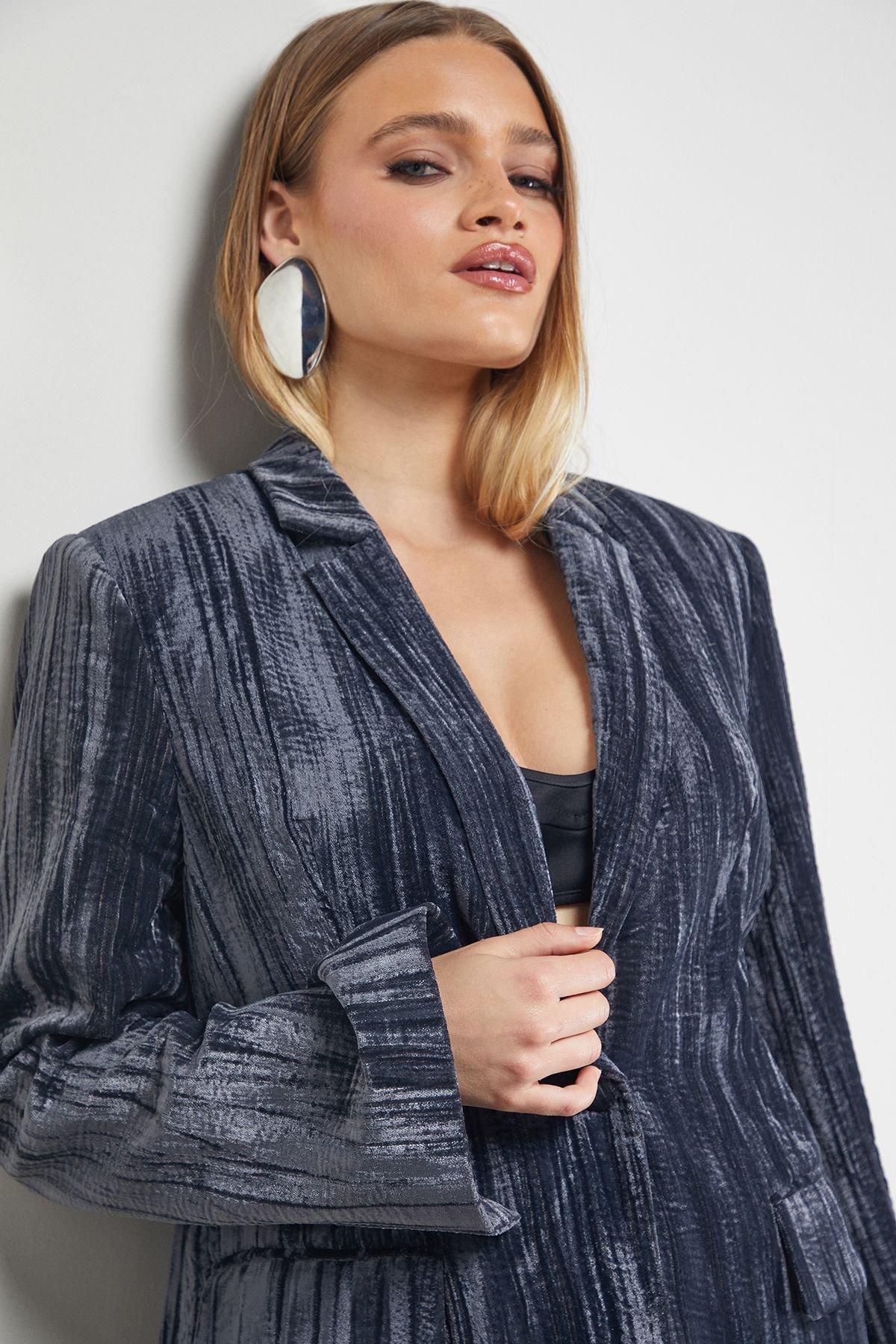 Warehouse Warehouse Women's Oversized Crushed Velvet Blazer Co-ord in Dark Grey - 4
