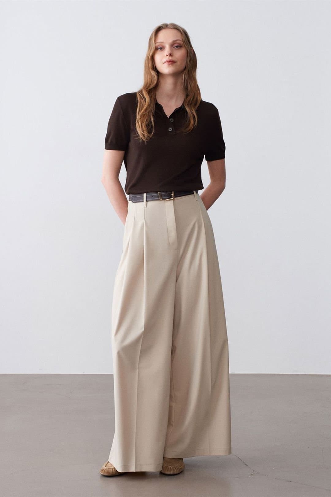 Dilvin Dilvin Women's High-Waist Wide-Leg Crepe Trousers in Beige
