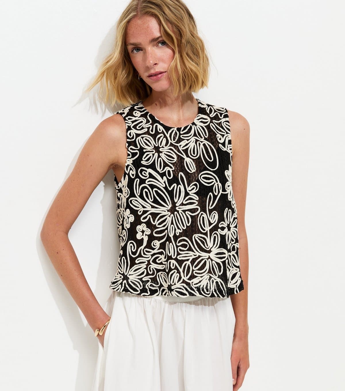 New Look Women's Black Floral Appliqué Sleeveless Top New Look