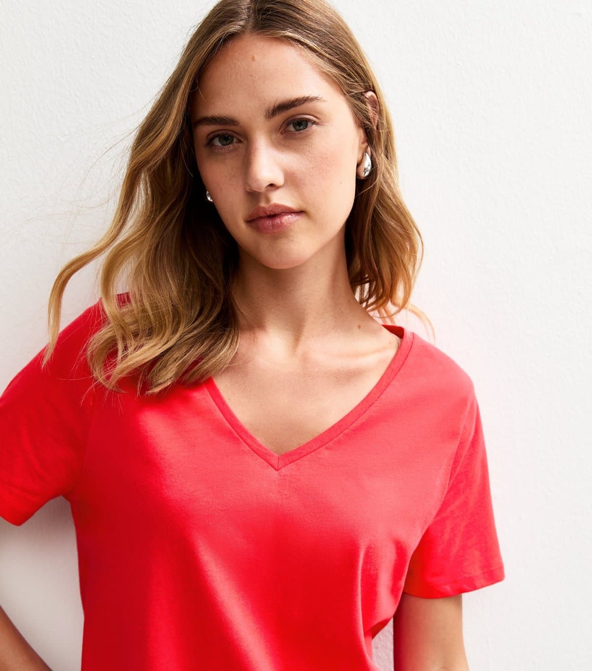 New Look Women's Bright Red Relaxed Fit V-Neck T-Shirt New Look