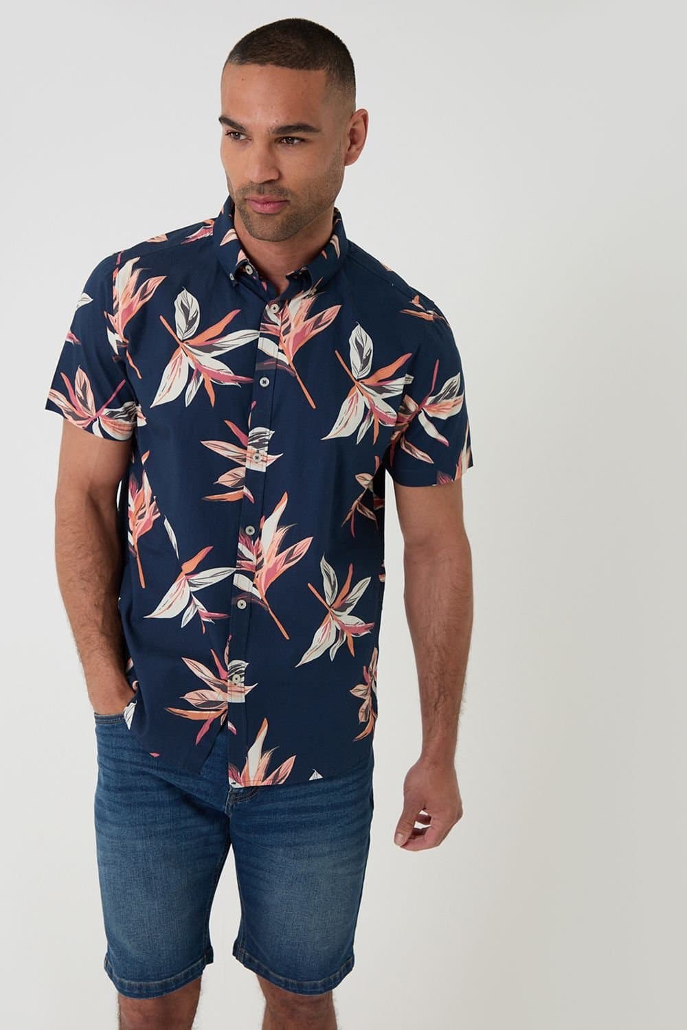Threadbare Threadbare Men's Tropical Leaf Print Cotton Short Sleeve Shirt in Navy
