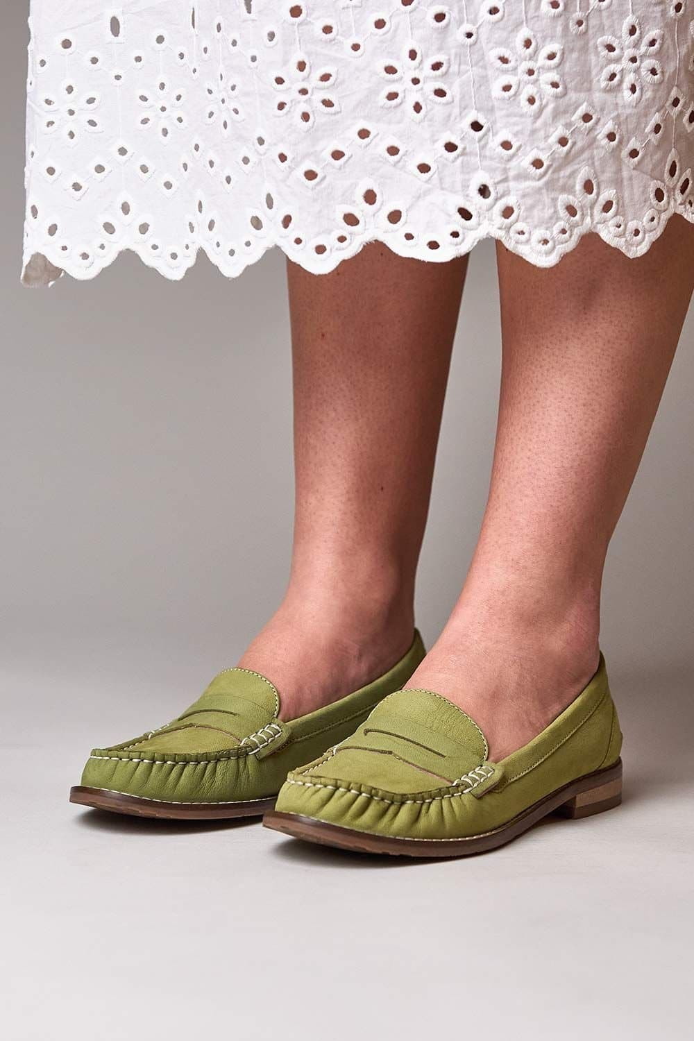 Moshulu Moshulu Women's 'Petrel Nubuck' Classic Nubuck Penny Loafers In