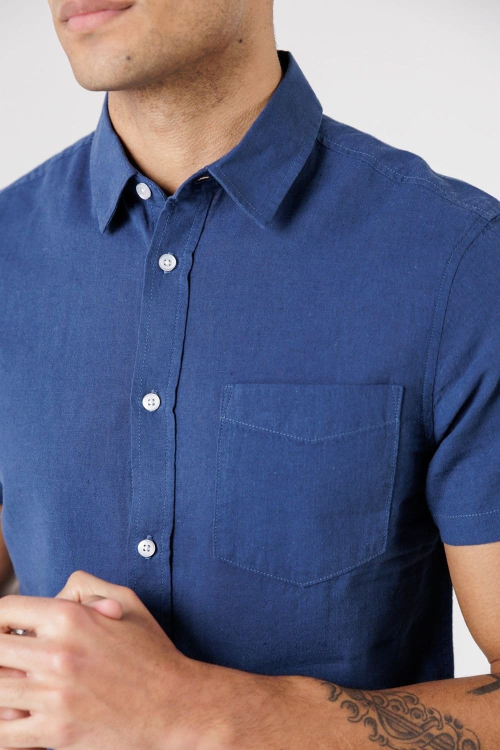 Tokyo Laundry Tokyo Laundry Men's Linen Blend Short Sleeve Button-Up Shirt with Chest Pocket in Dark Blue - 4