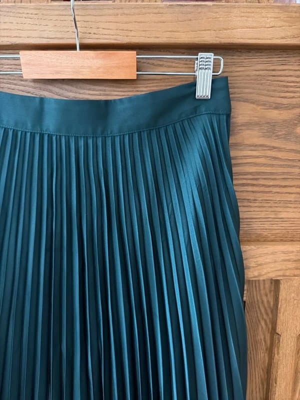 Forever New Forever New pleated green midi skirt.  Never worn size UK8-10 EU36