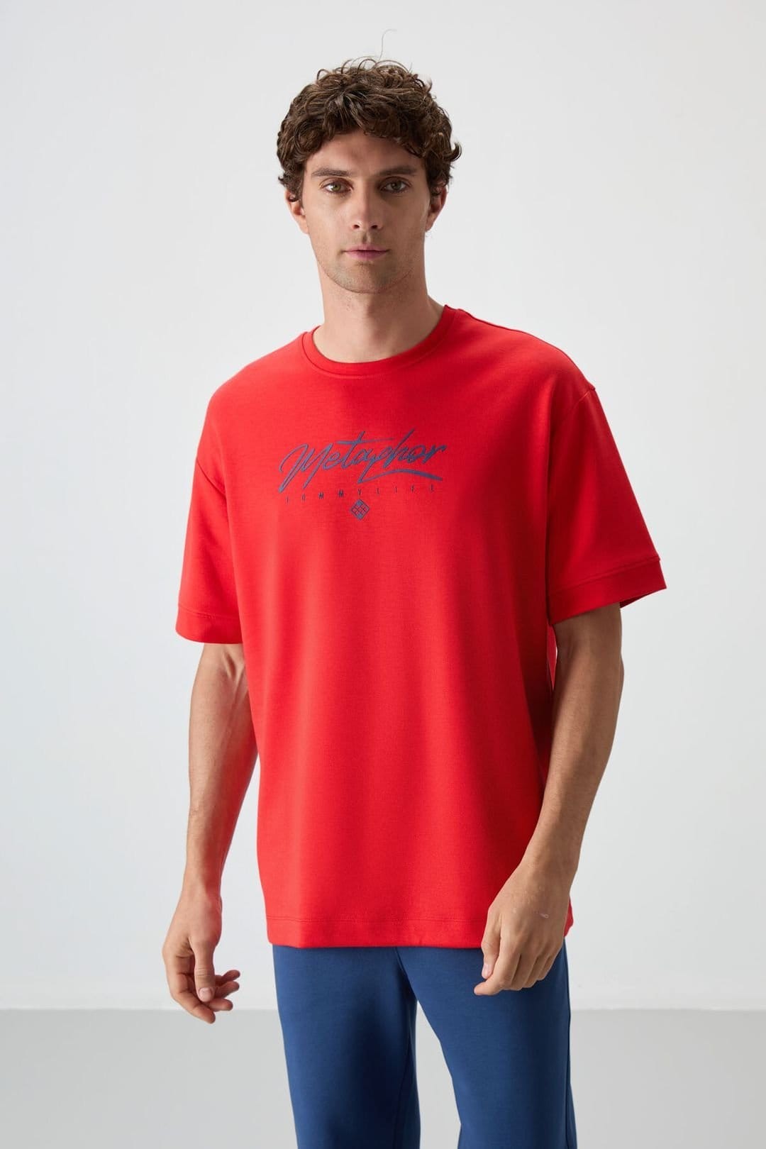 Tommy Life Tommy Life Men's Oversized Logo Crew Neck T-Shirt in Red - 4