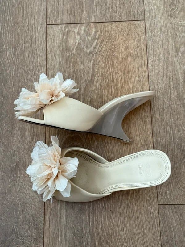 ASOS ASOS Design - pale yellow heels with flower