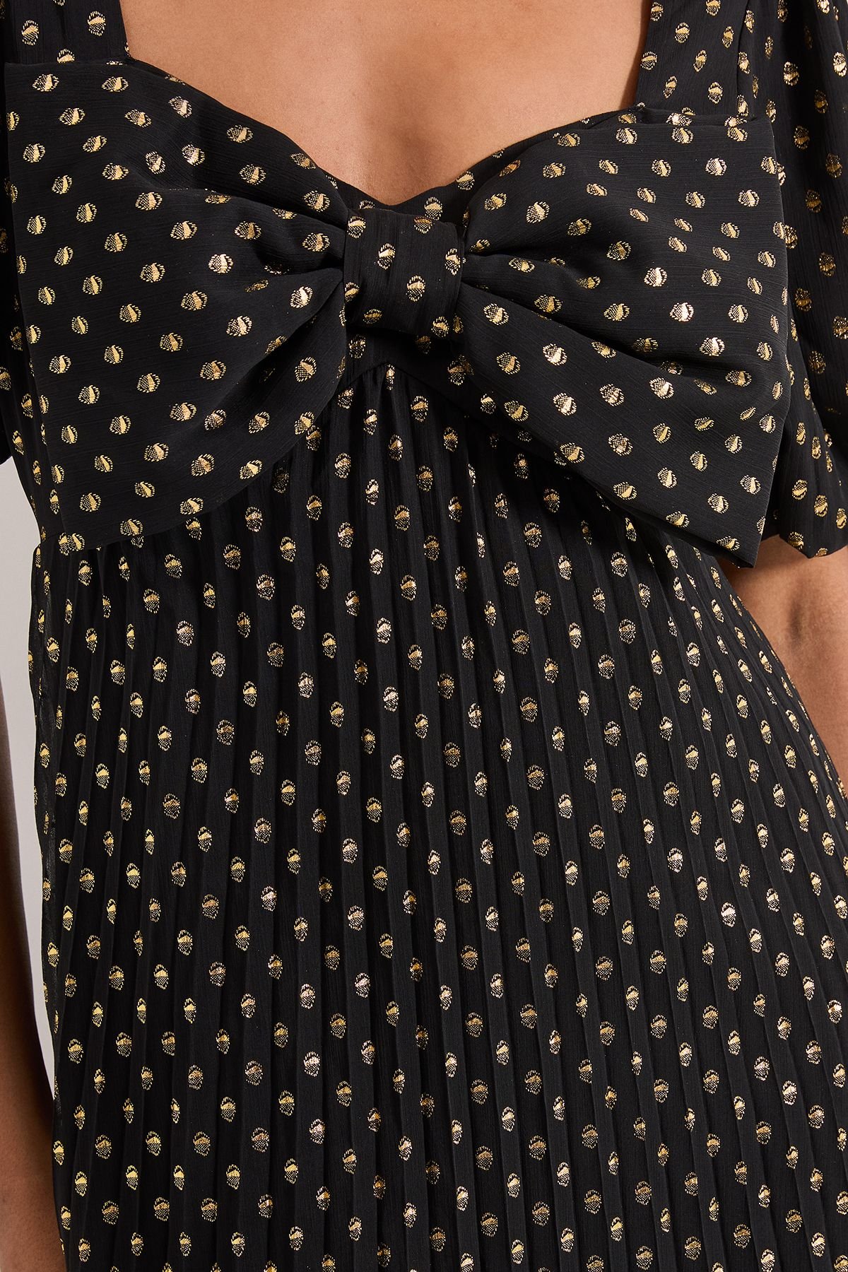 Dorothy Perkins Dorothy Perkins Women's DP Luxe Bow Front Puff Sleeve Metallic Midaxi Dress in Black - 4