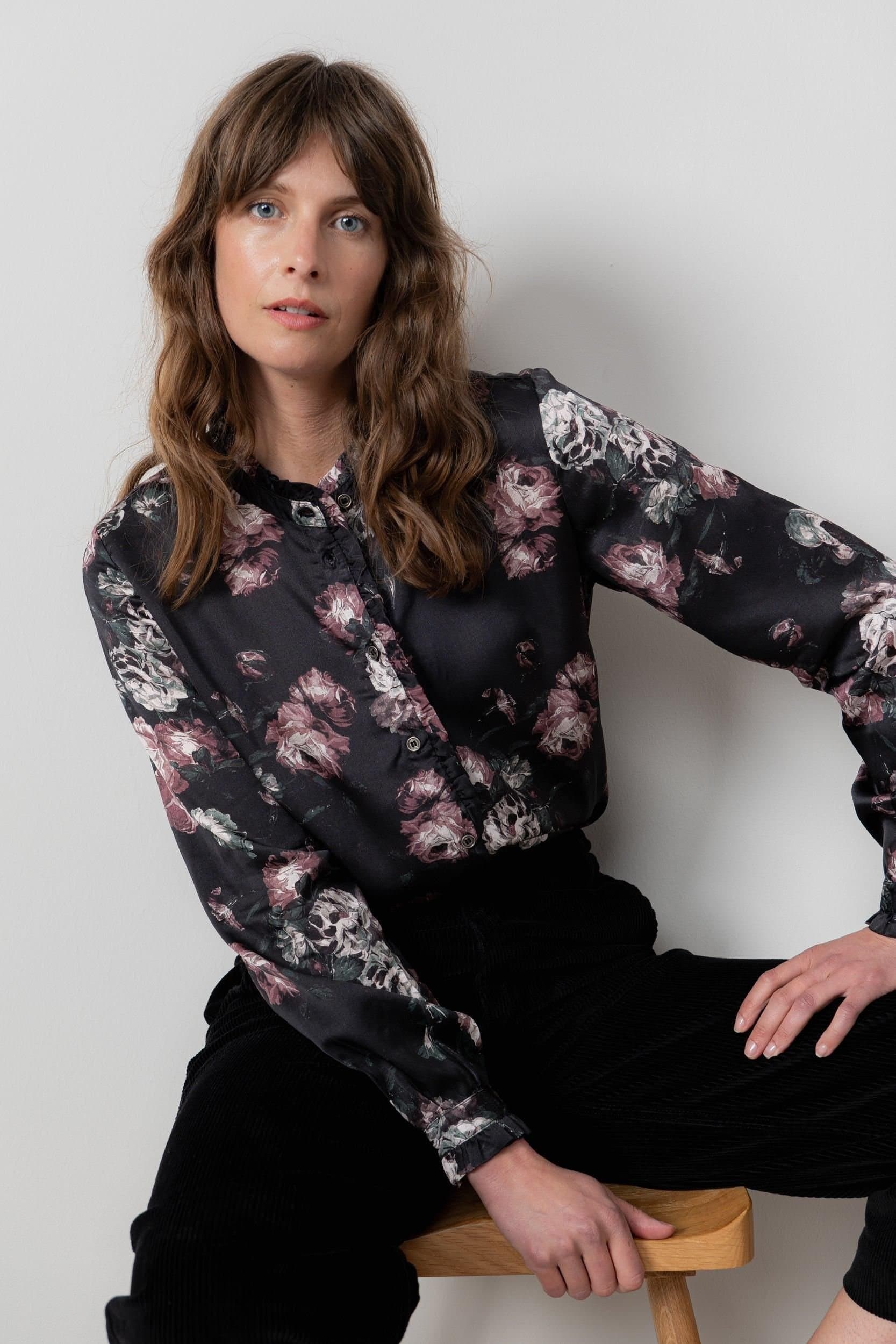 Lily & Me Lily & Me Black Floral Print Blouse in Viscose Satin
