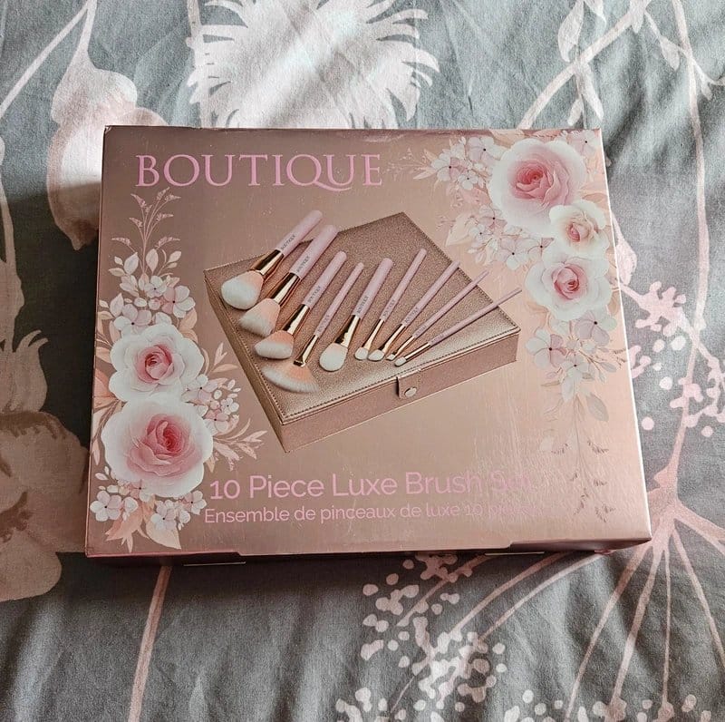 Royal Cosmetics Selling New Ladies / Girls Boutique 10 piece make up brushes & Case - 1