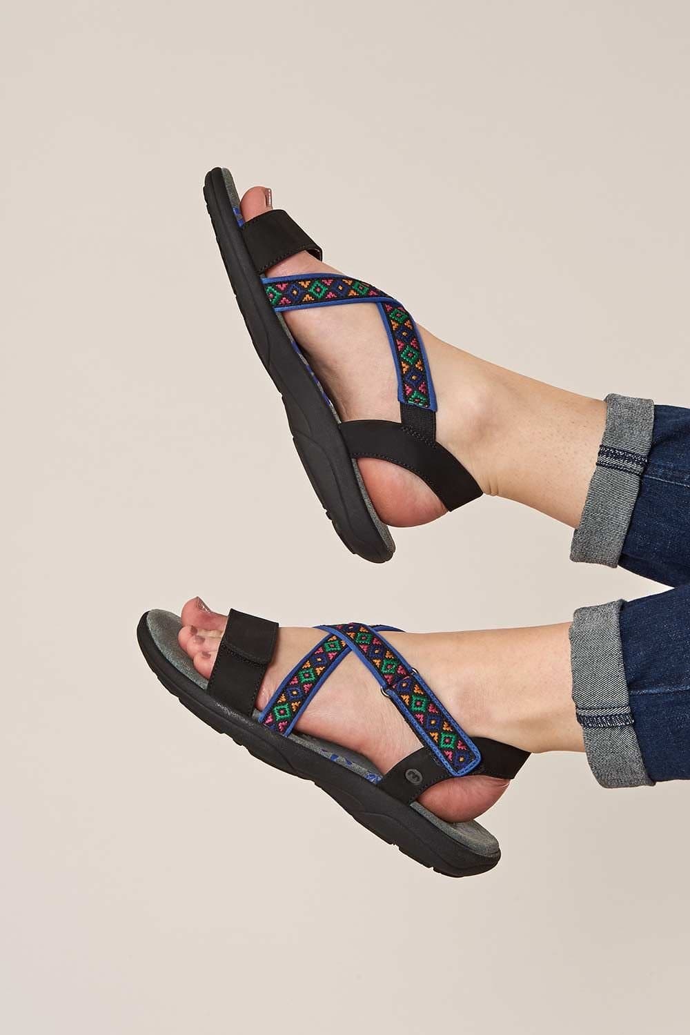 Moshulu Moshulu Women's 'Teign' Black Adjustable Sandals