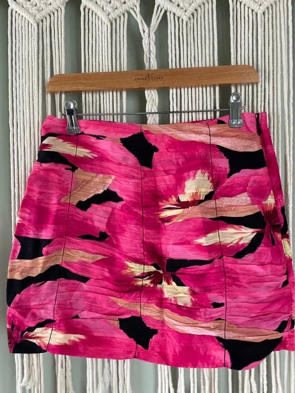 H&M H&M cute tight pleated effect mini skirt.