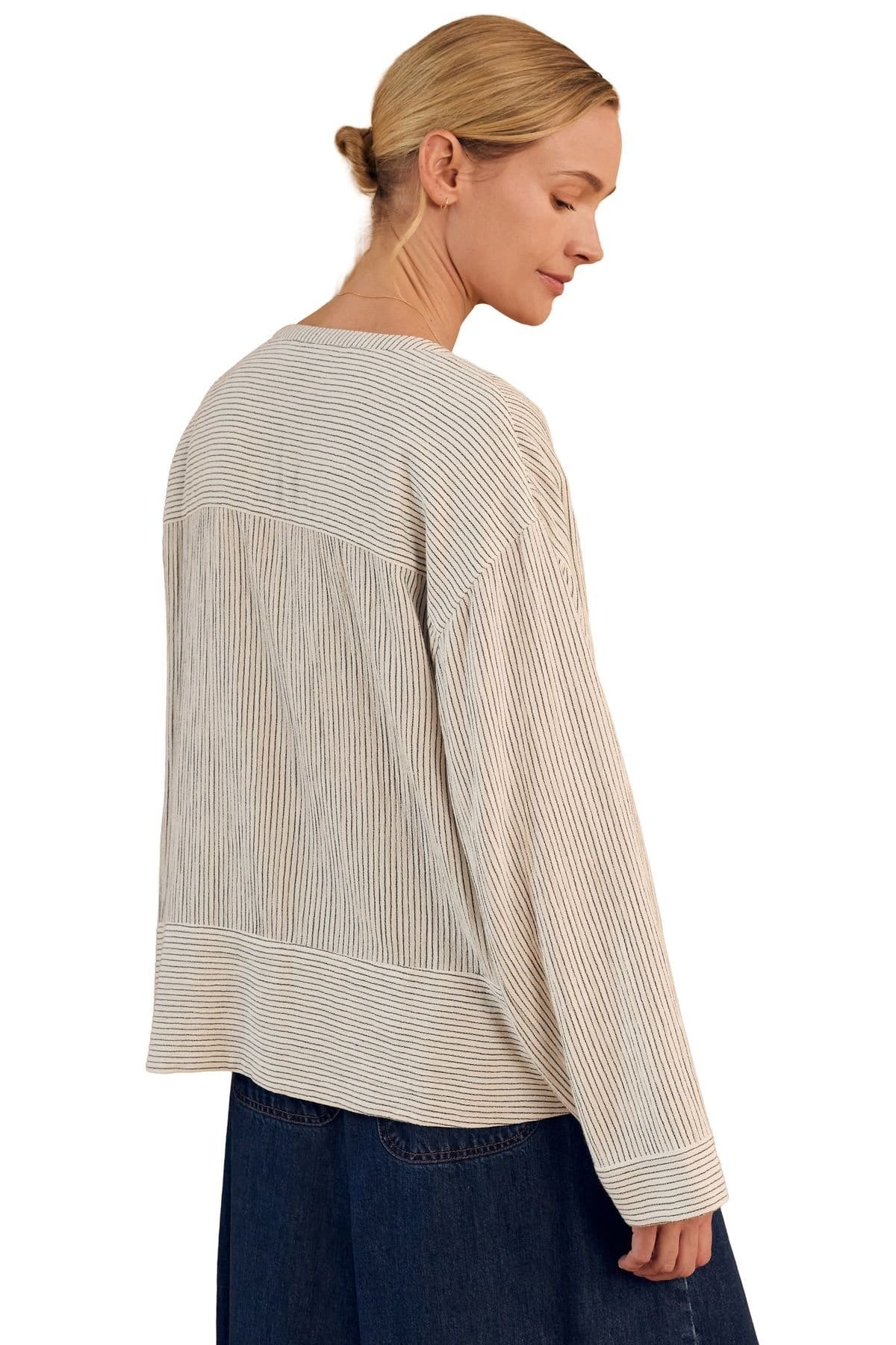 Celtic & Co Celtic & Co Women's V-Neck Relaxed Swing Top in Light Beige - 4