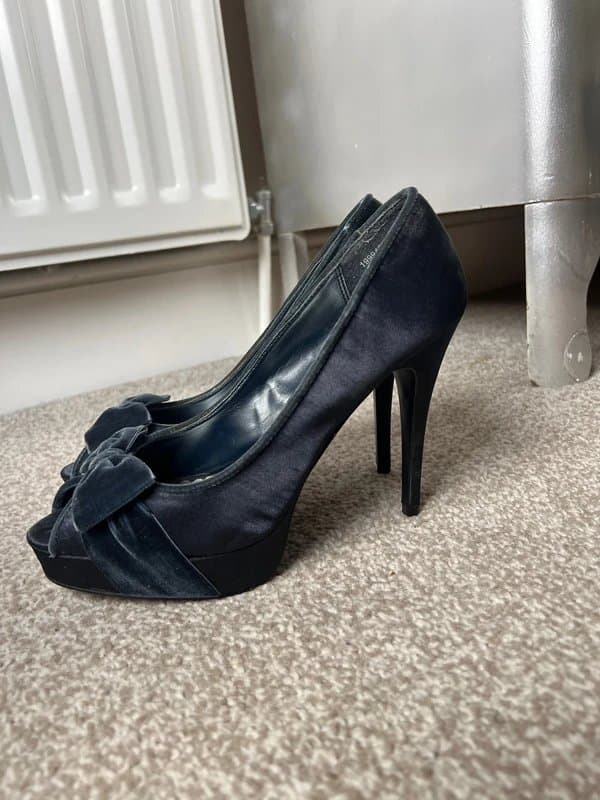 New Look navy blue peep toe platform heels by New Look feature a velvet bow accent (6)