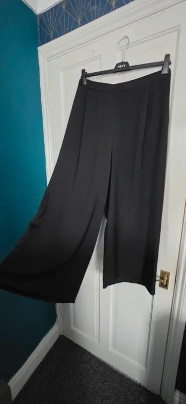 New Look Black wide leg trousers 18