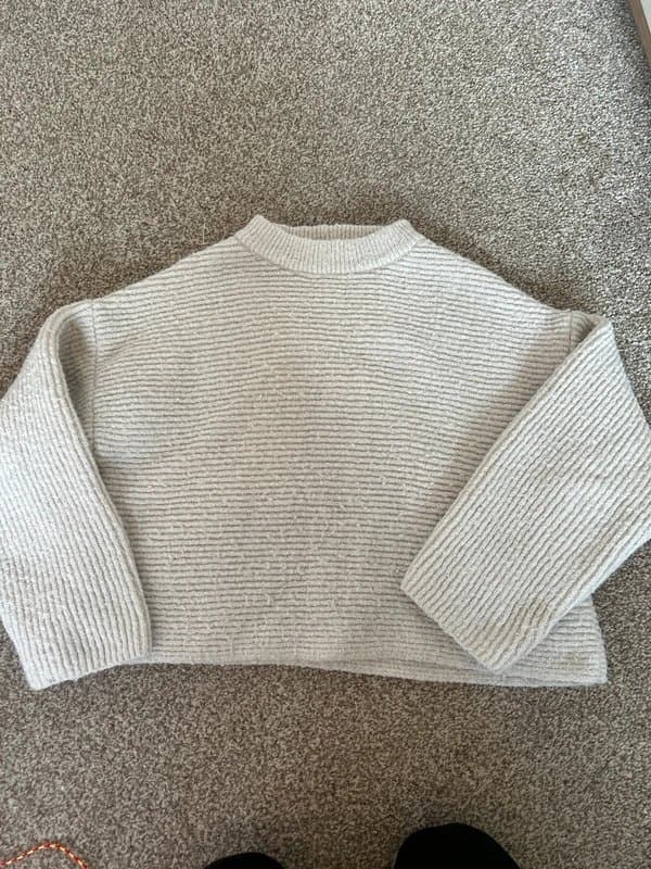 Bershka Cropped cream jumper